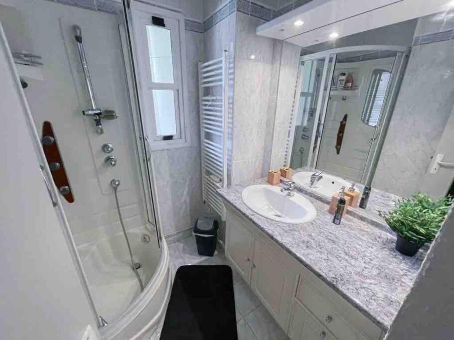 Appartement Spacieux Avec Parking Gratuit Sete Ngoại thất bức ảnh
